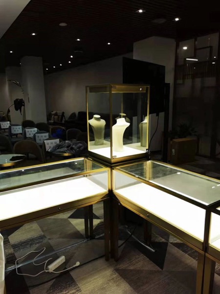 不(bù)鏽鋼展櫃 (3)_調整大(dà)小(xiǎo).jpg