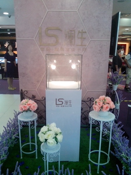 木(mù)制(zhì)展櫃 (2)_調整大(dà)小(xiǎo).jpg